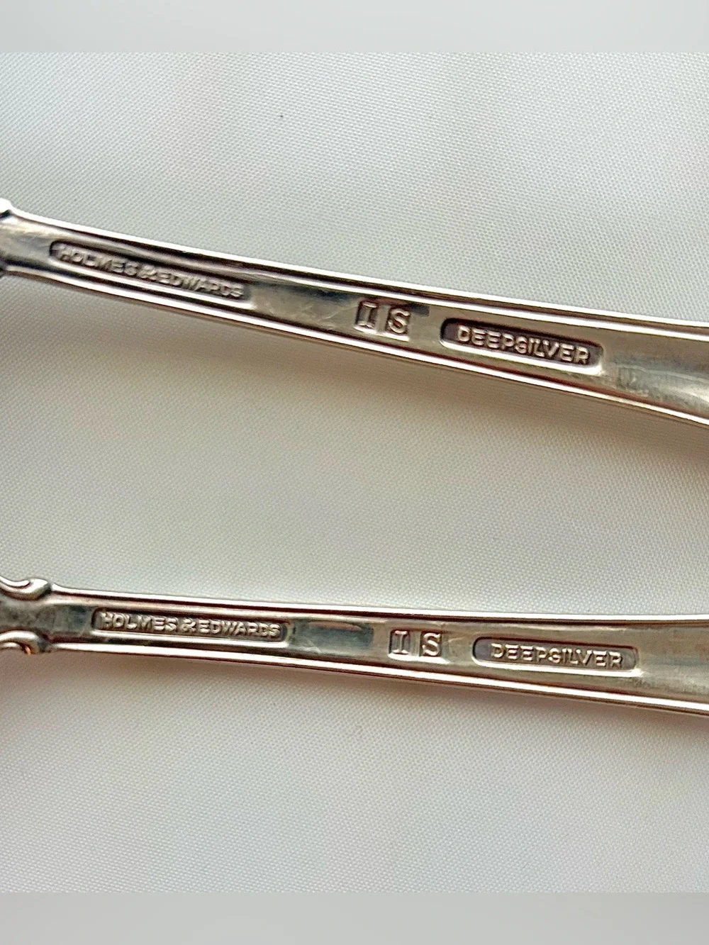 2 Vintage Holmes & Edwards IS Deep Silver Inlaid Serving Spoon 9” 8.5” Scalloped
